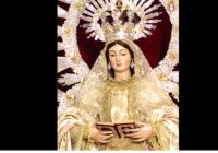 LA VIRGEN CLORONADA CON UN LIBRO EN LAS MANOS