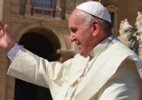 el papa saluda sonriendo