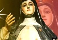 la santa con corona y en oración