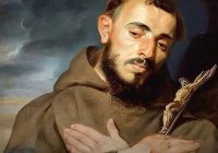 fraile capuchino abrazando un crucifijo